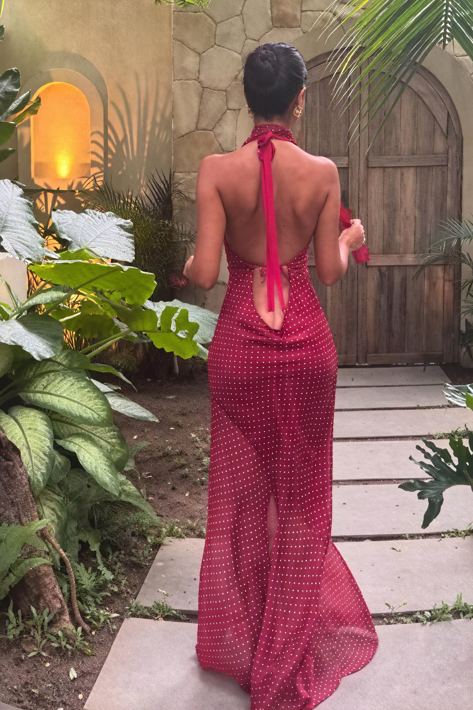 Fließendes Kleid mit offenem Rücken