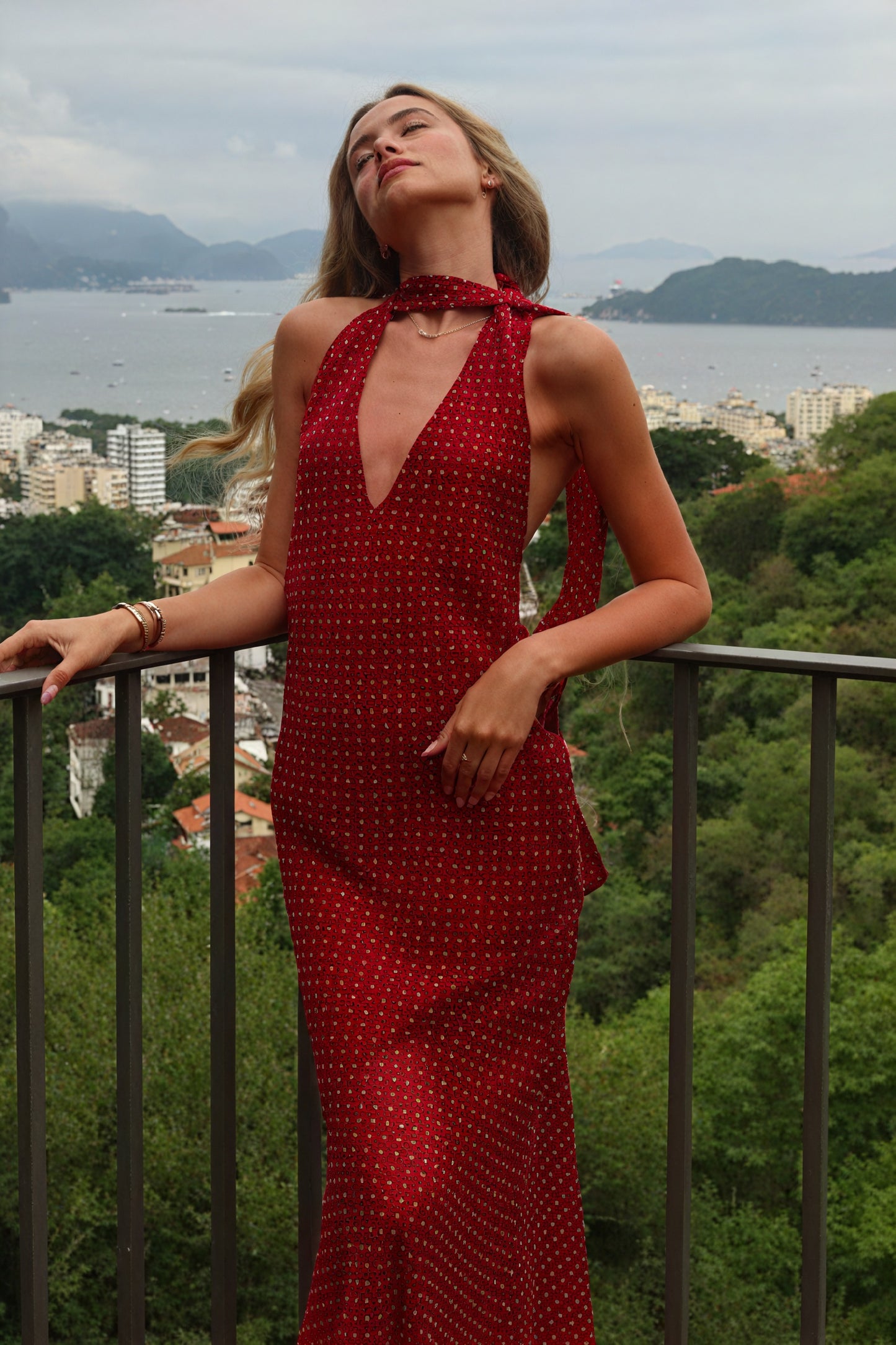 Fließendes Kleid mit offenem Rücken