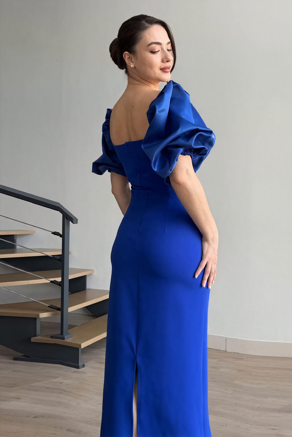 Elegantes Kleid mit Puffärmeln & Details