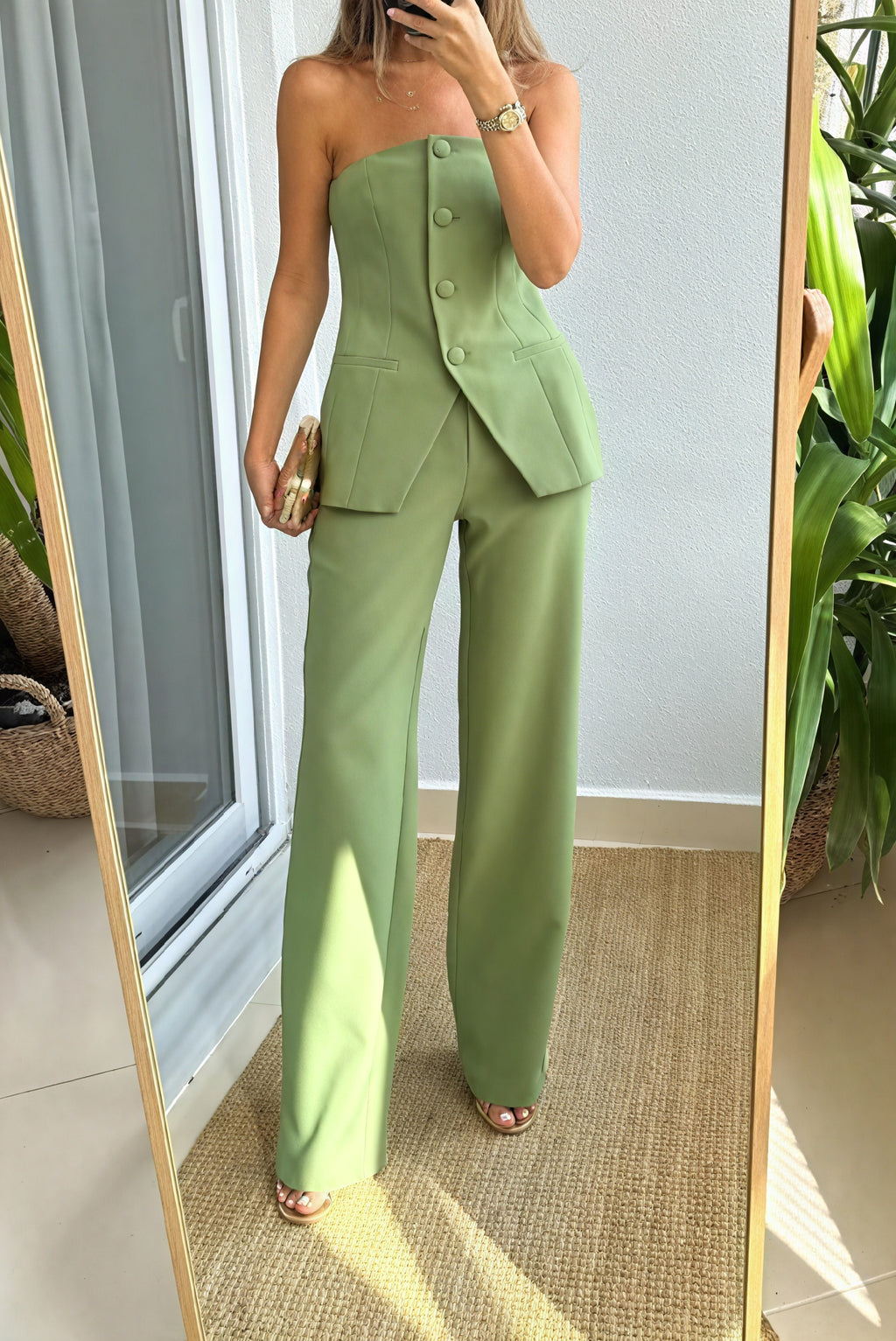 Figurbetonter Hosenanzug mit Weste