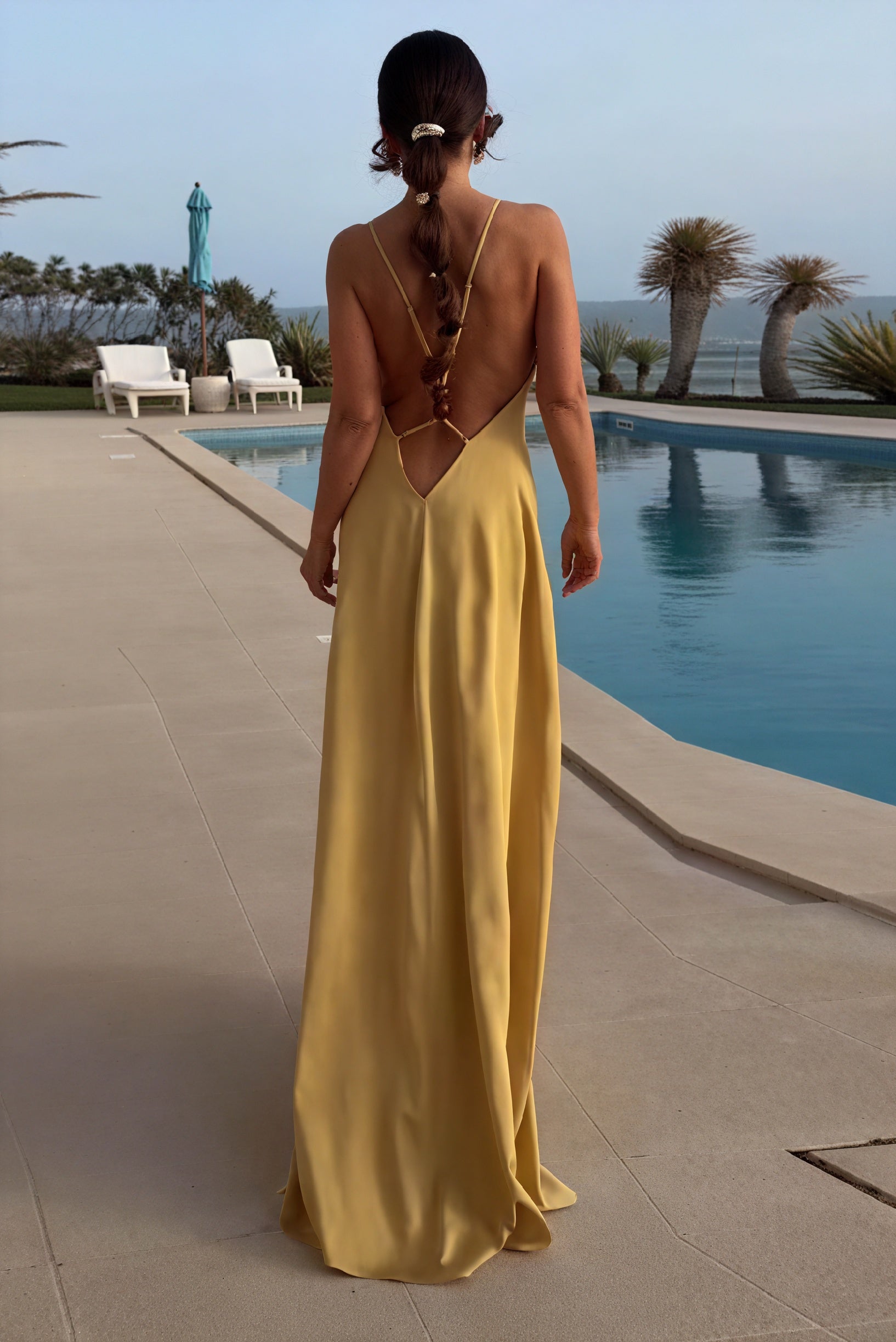 Fließendes Kleid mit tiefem V-Ausschnitt