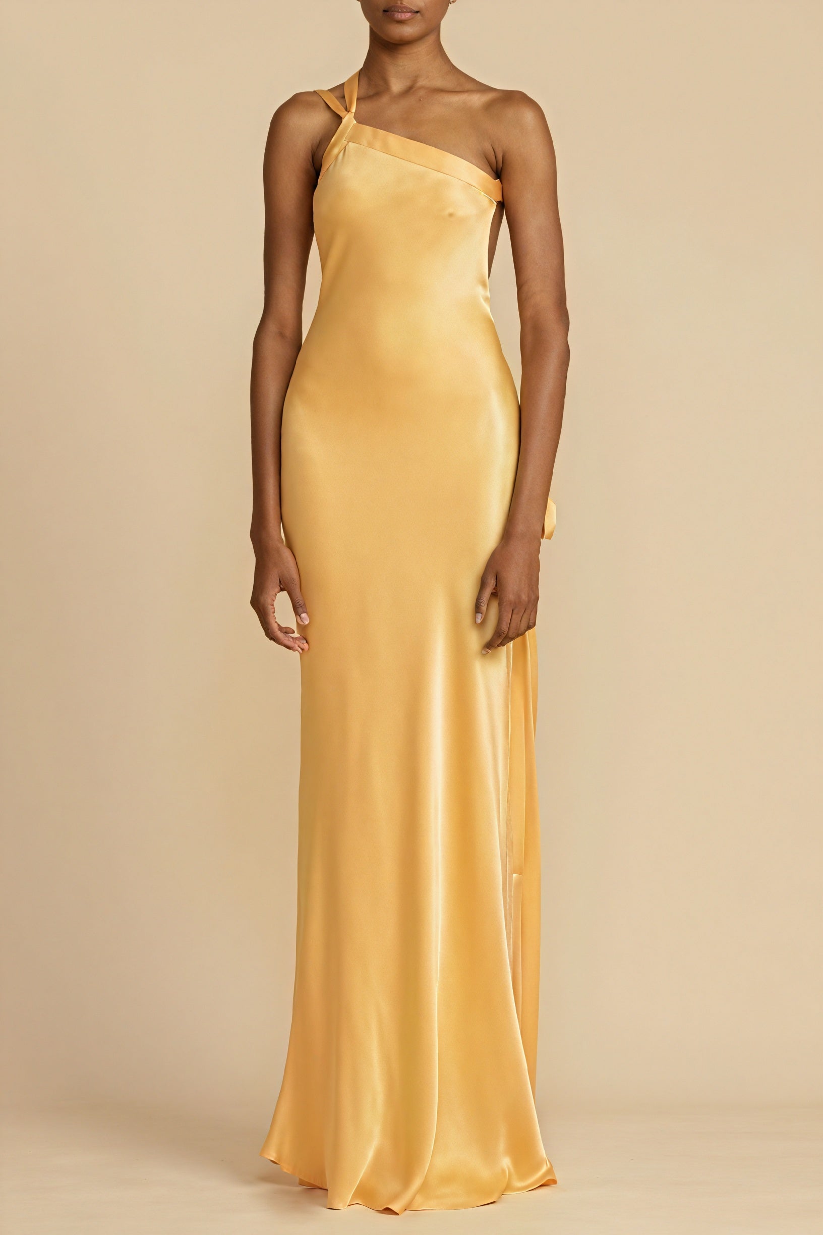 Fließendes Abendkleid mit asymmetrischem Schnitt