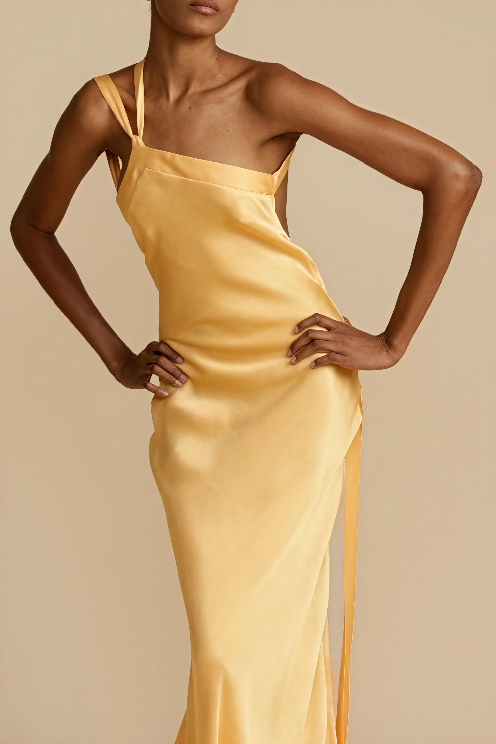 Fließendes Abendkleid mit asymmetrischem Schnitt