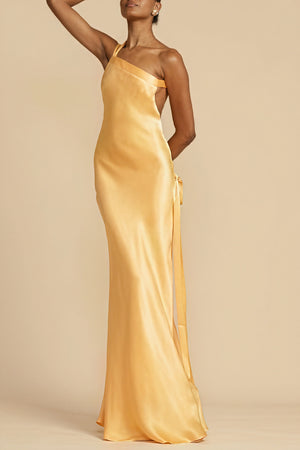 Fließendes Abendkleid mit asymmetrischem Schnitt