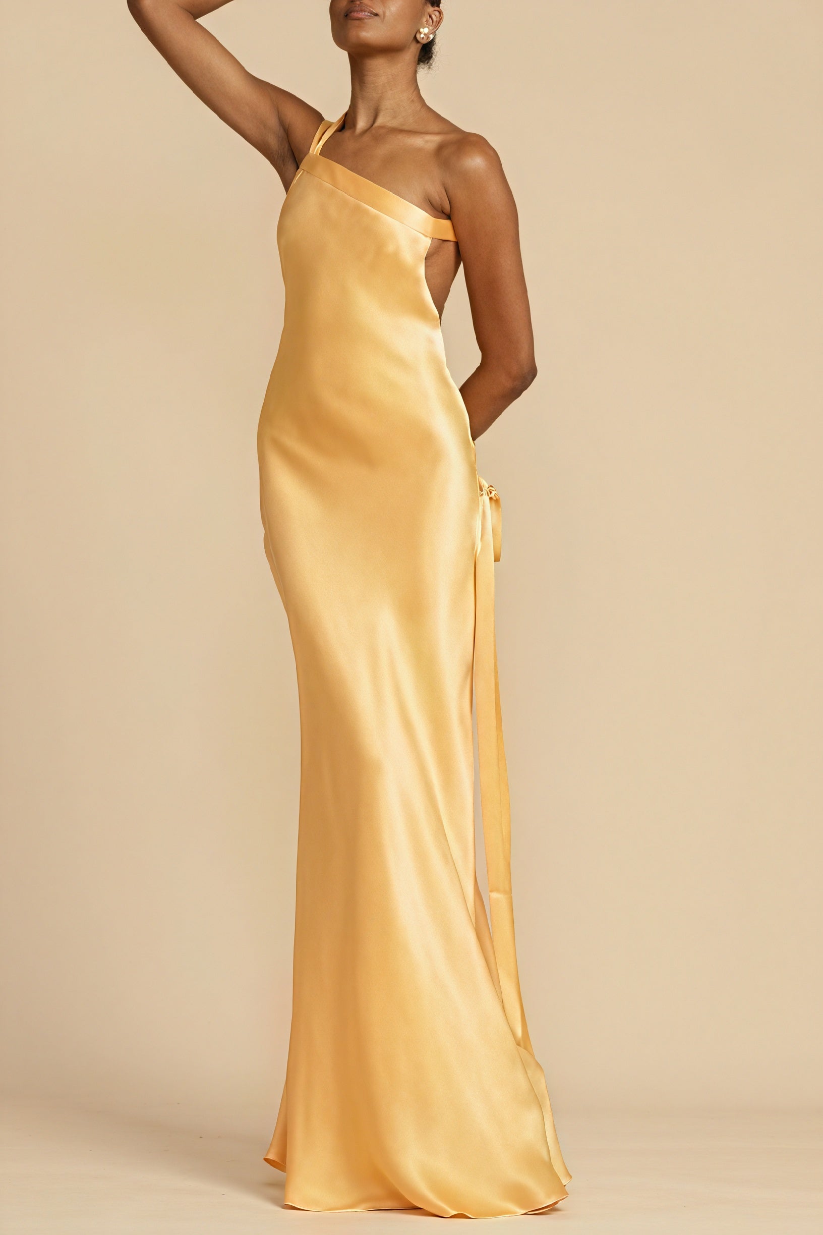 Fließendes Abendkleid mit asymmetrischem Schnitt