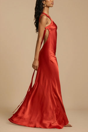 Fließendes Abendkleid mit asymmetrischem Schnitt