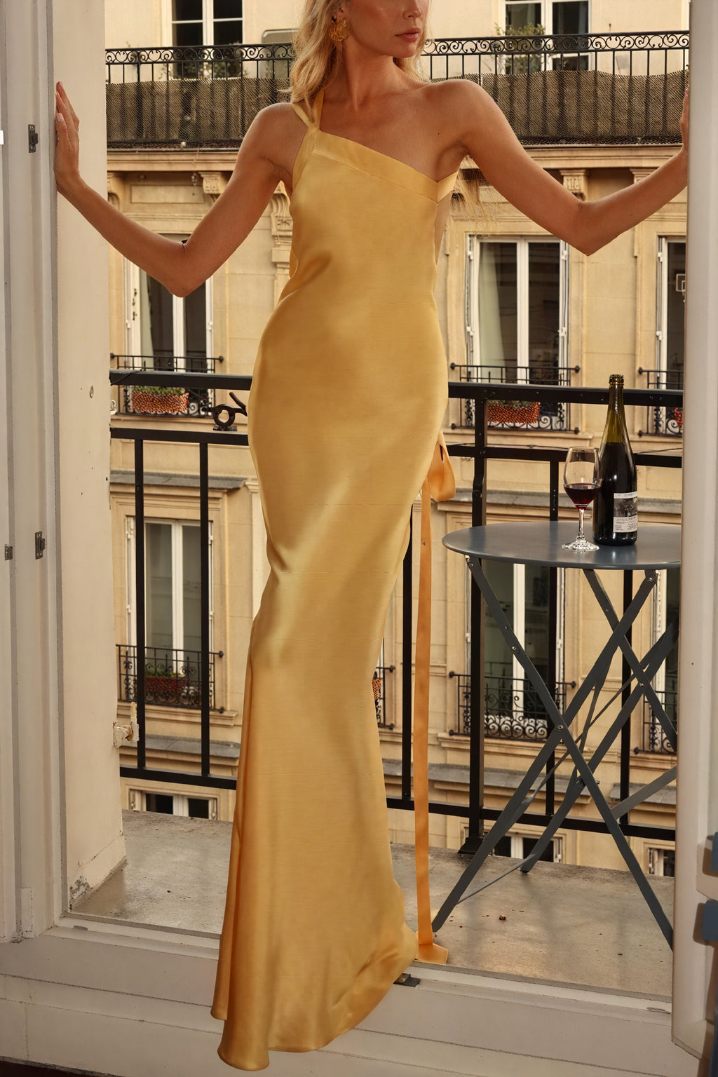 Fließendes Abendkleid mit asymmetrischem Schnitt