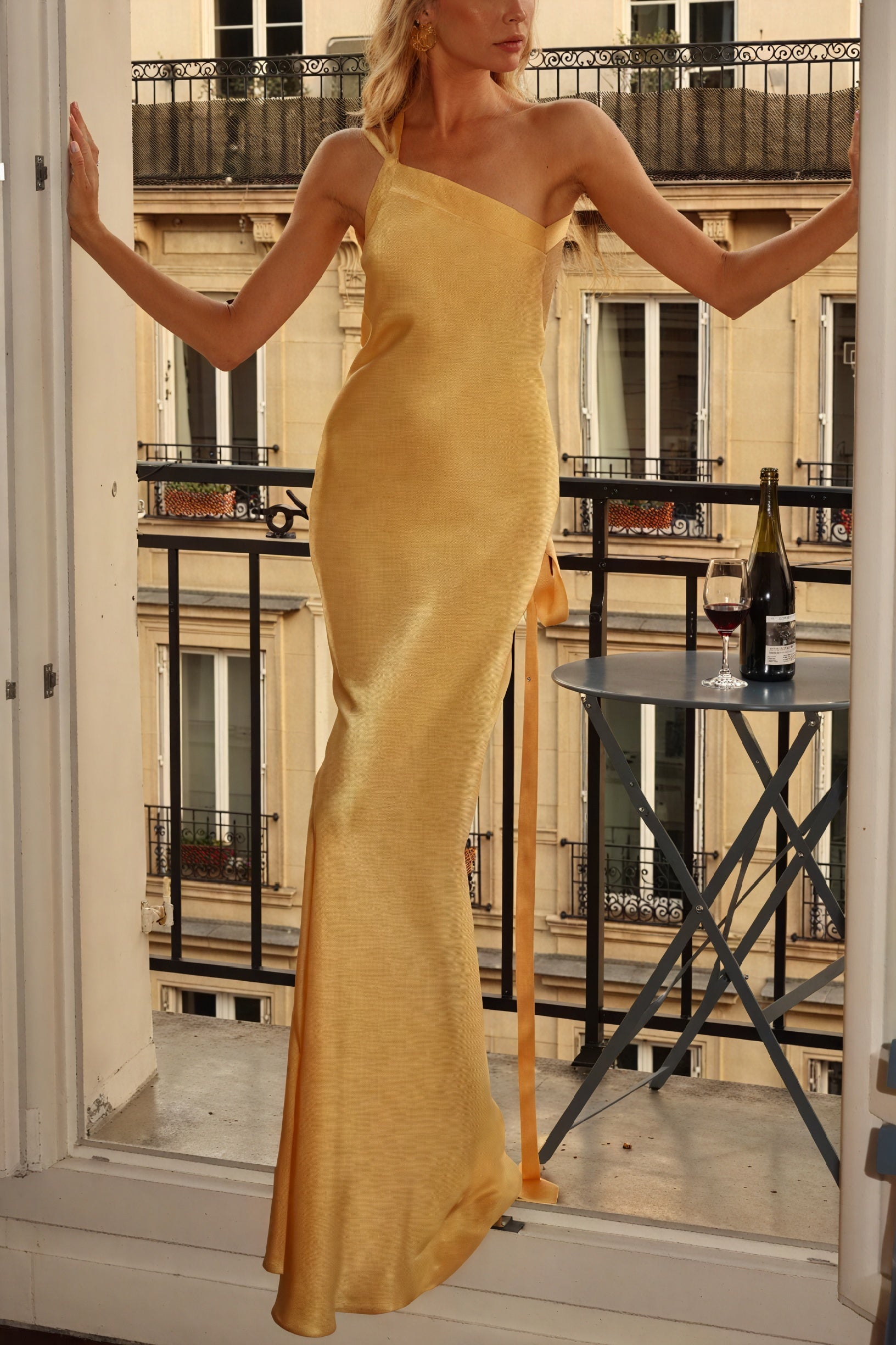 Fließendes Abendkleid mit asymmetrischem Schnitt