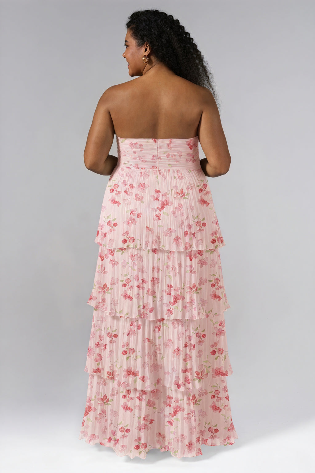 Geblümtes, bodenlanges Kleid mit Stufenrock