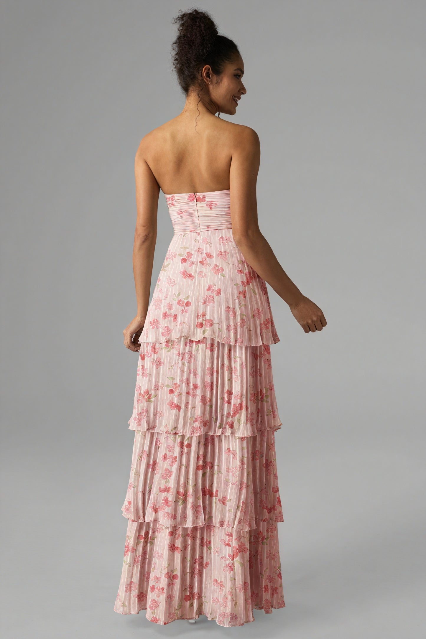 Geblümtes, bodenlanges Kleid mit Stufenrock
