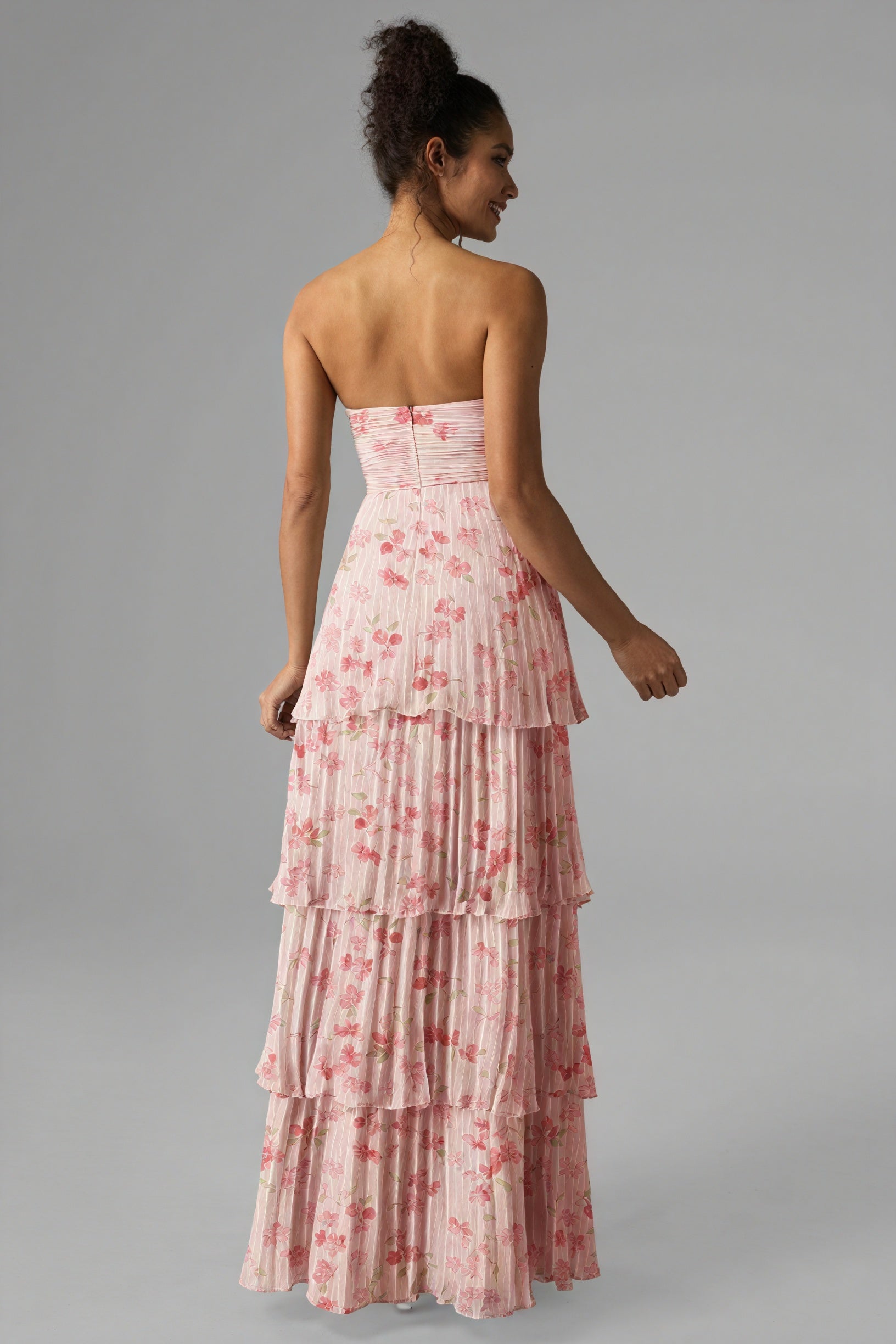 Geblümtes, bodenlanges Kleid mit Stufenrock