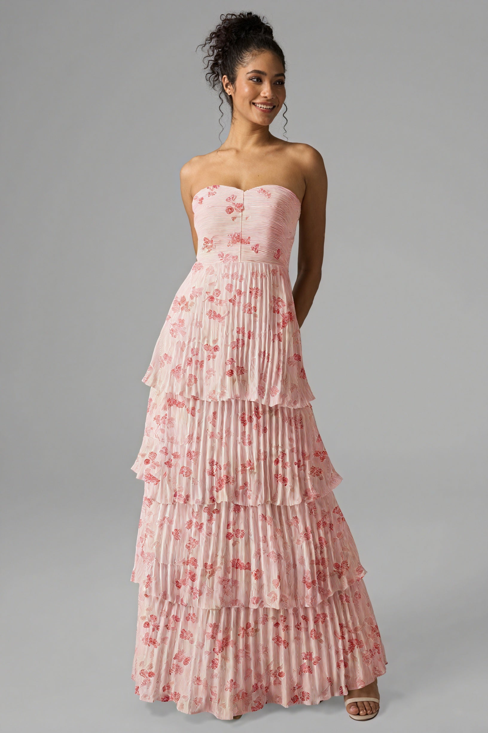Geblümtes, bodenlanges Kleid mit Stufenrock