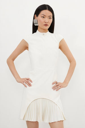 Minimalistisches Kleid mit plissiertem Detail