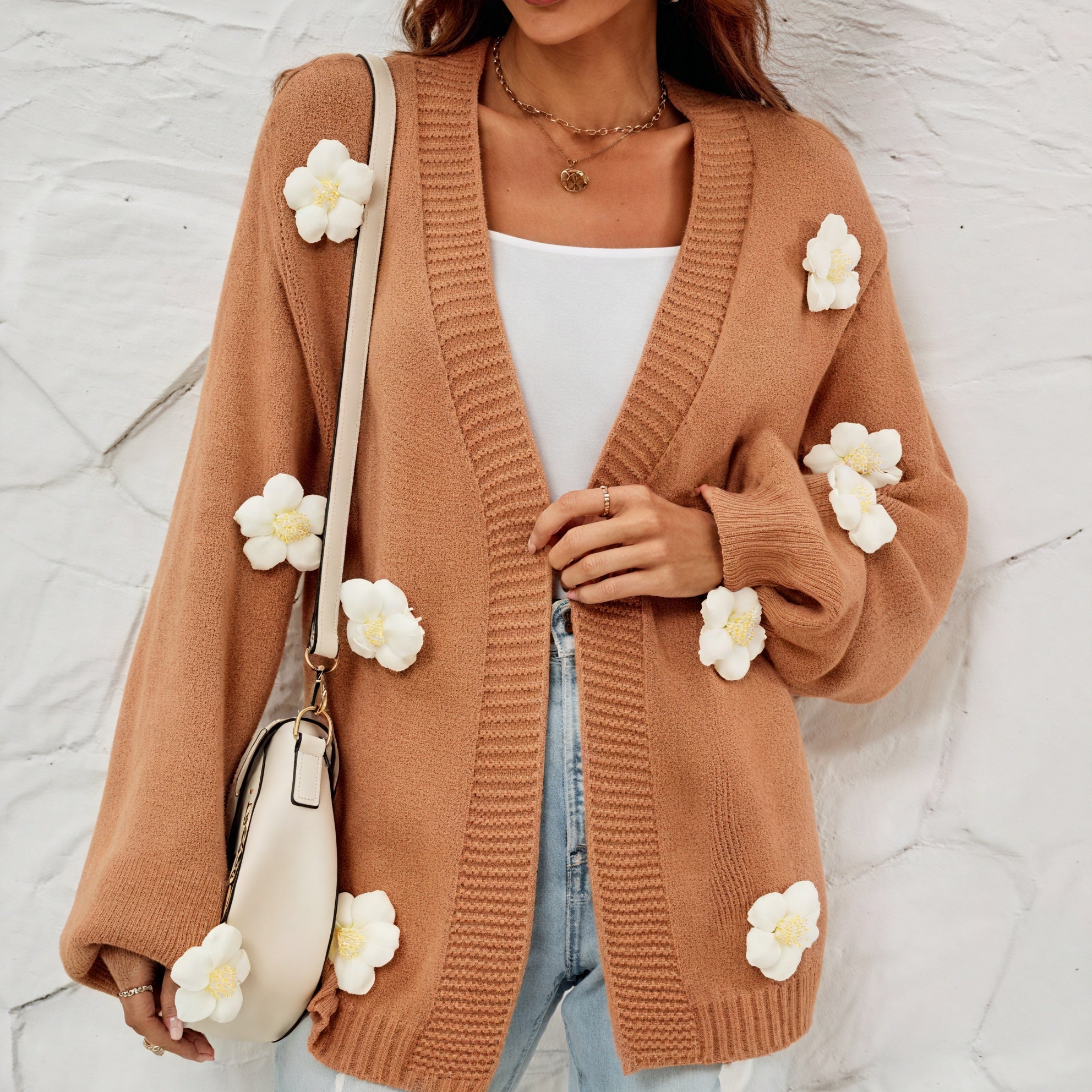 Cardigan mit floralen Akzenten