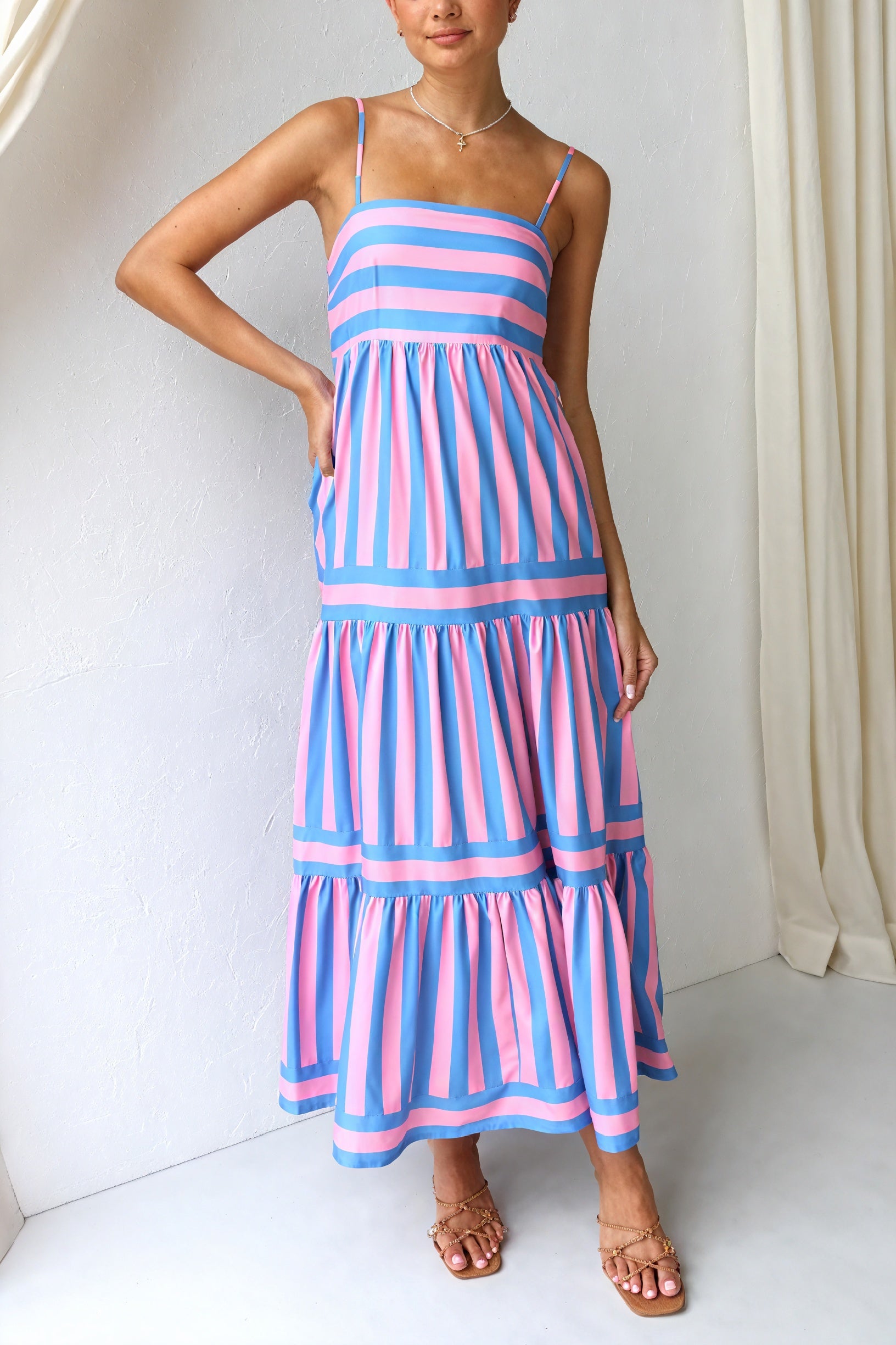 Sommerliches Maxi-Kleid mit Streifenmuster