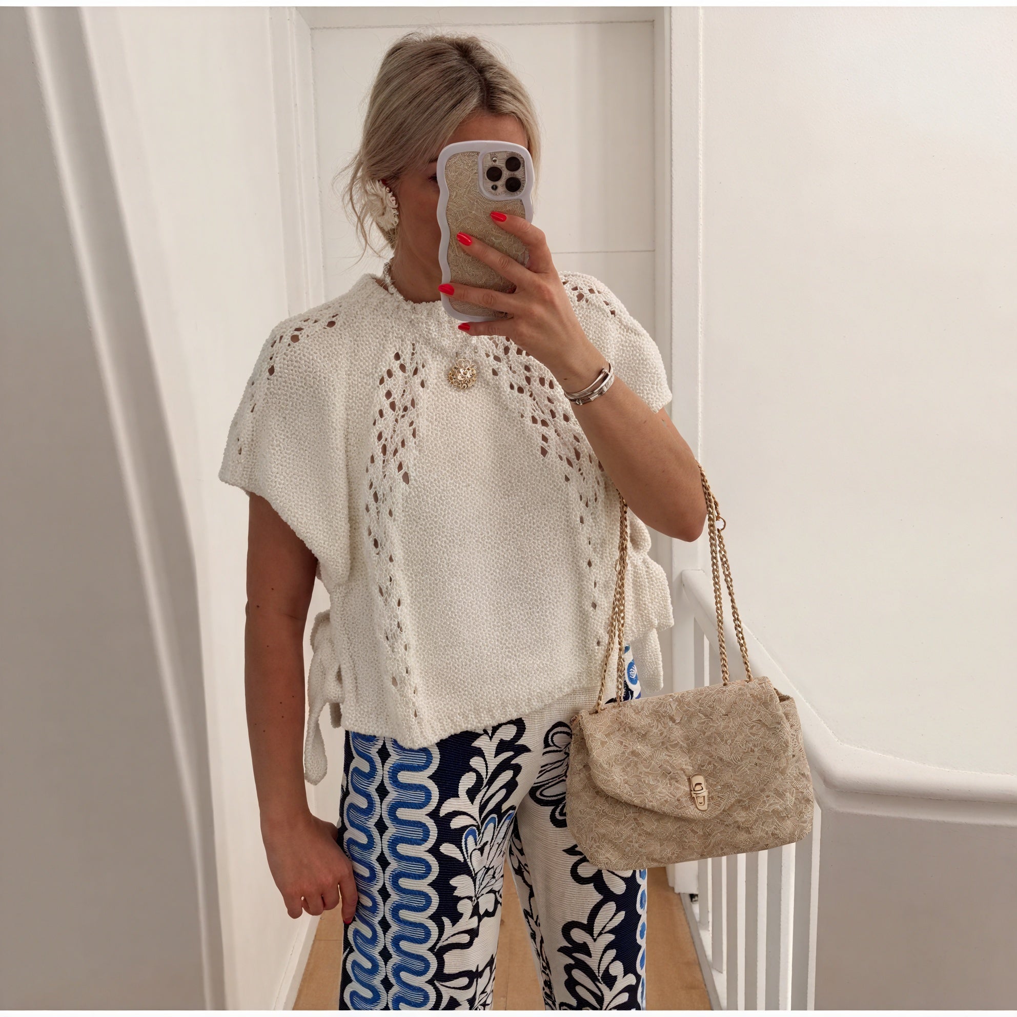 Gehäkeltes Top mit offenem Strickmuster