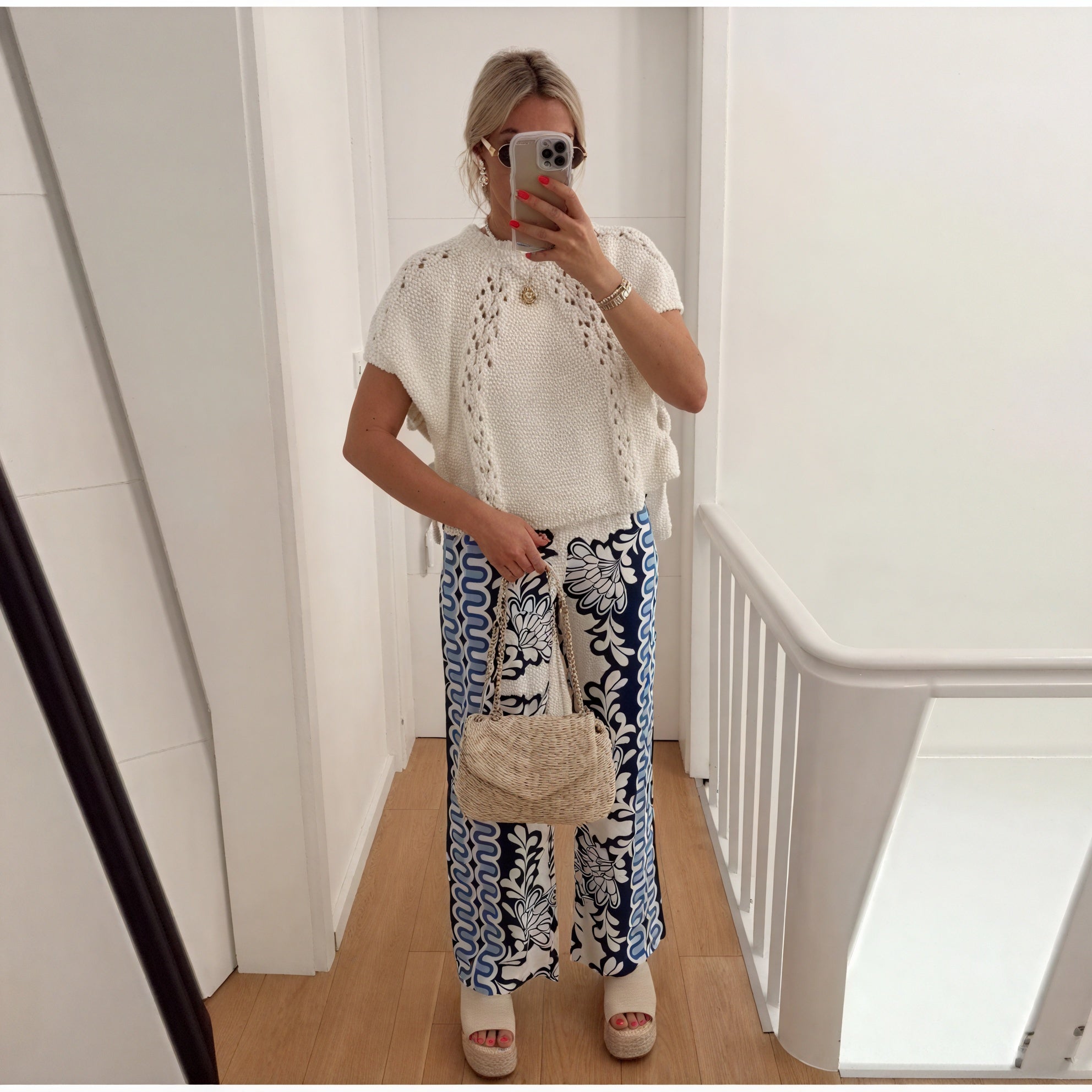 Gehäkeltes Top mit offenem Strickmuster