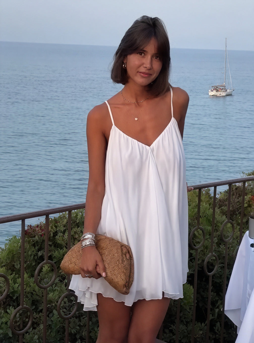 Fließendes V-Ausschnitt-Kleid mit Spaghettiträgern – Leicht & Luftig für Sommer & Urlaub-81491-c530c18e-d71c-4f1c-8b61-5182d4f61a09