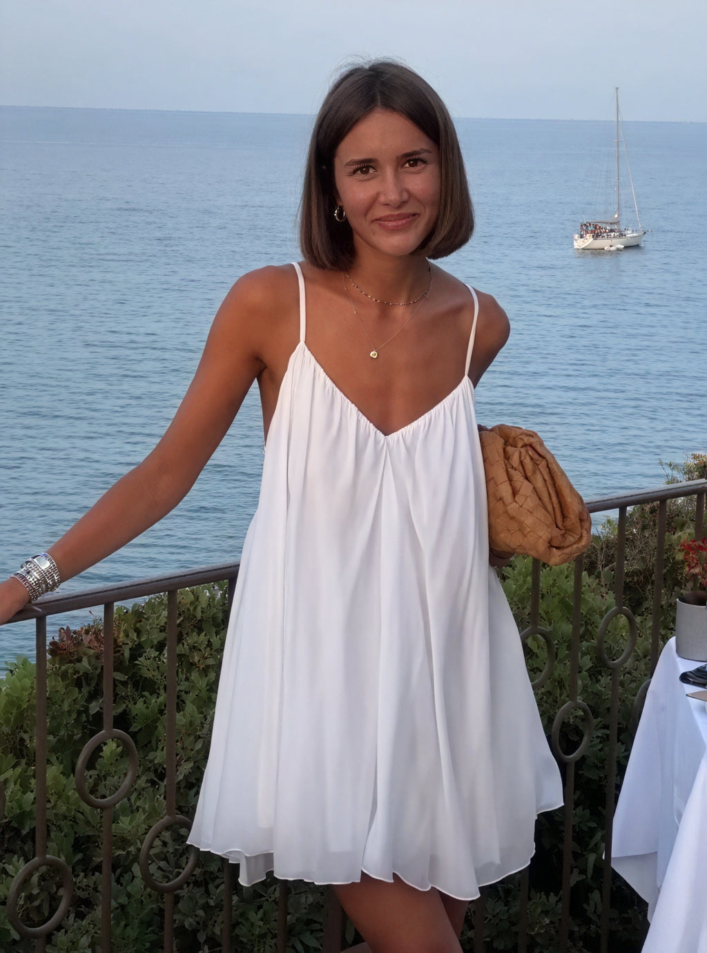 Fließendes V-Ausschnitt-Kleid mit Spaghettiträgern – Leicht & Luftig für Sommer & Urlaub-81491-9eb7f869-9eae-416a-bb58-9b2f95115927