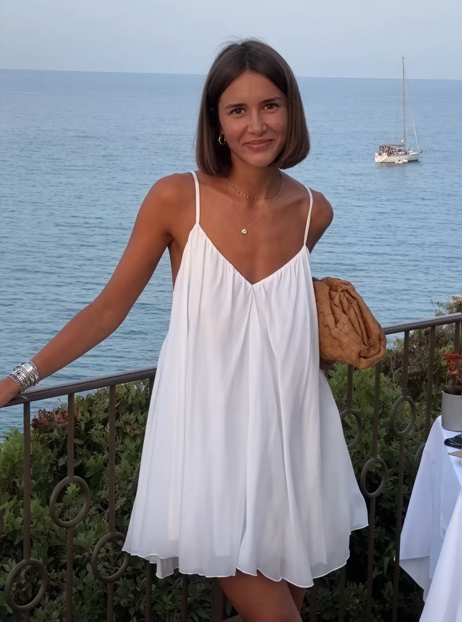 Fließendes V-Ausschnitt-Kleid mit Spaghettiträgern – Leicht & Luftig für Sommer & Urlaub-81491-9eb7f869-9eae-416a-bb58-9b2f95115927