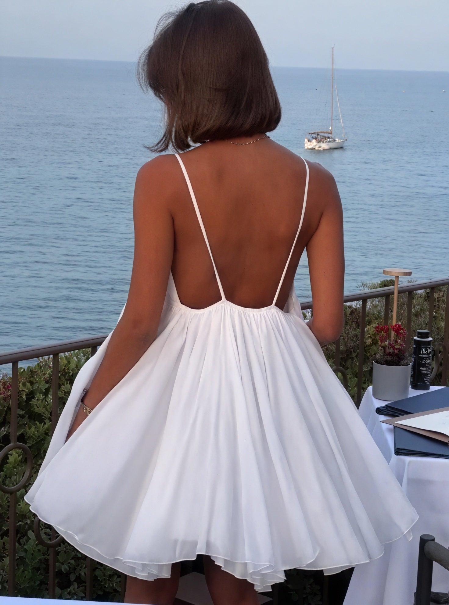 Fließendes V-Ausschnitt-Kleid mit Spaghettiträgern – Leicht & Luftig für Sommer & Urlaub-81491-ad65e66b-9a14-4234-8ddb-8e1f05a61609