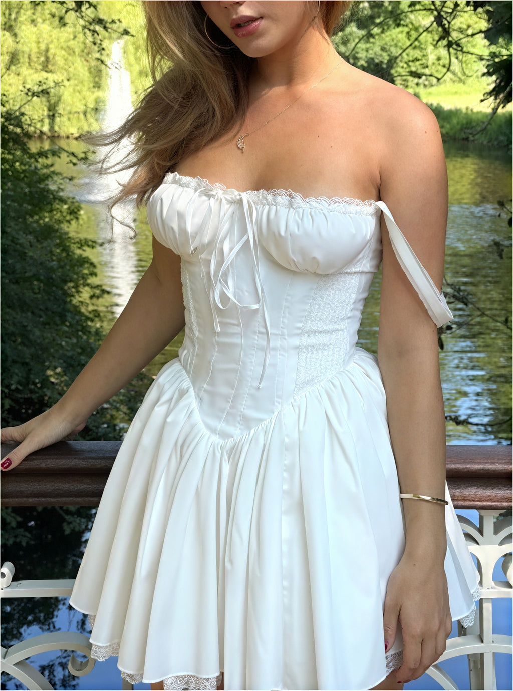 Elegantes Kleid mit femininen Akzenten