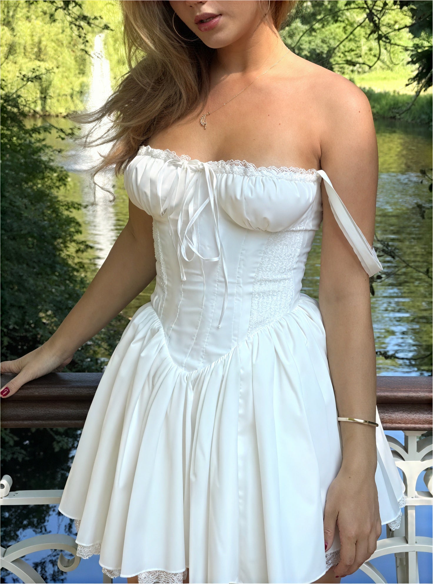 Elegantes Kleid mit femininen Akzenten