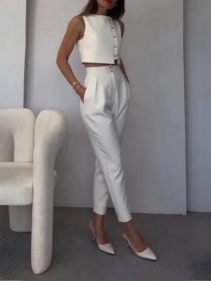 Minimalistischer Hosenanzug mit Cropped Top