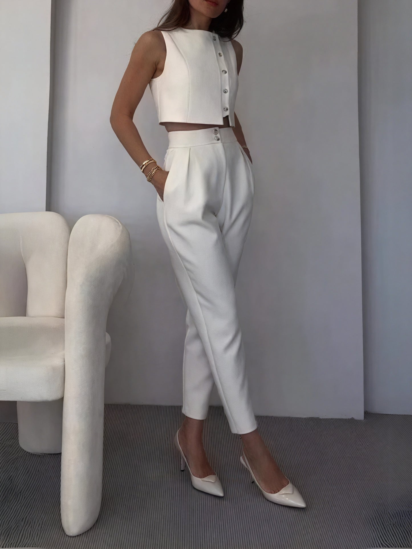 Minimalistischer Hosenanzug mit Cropped Top