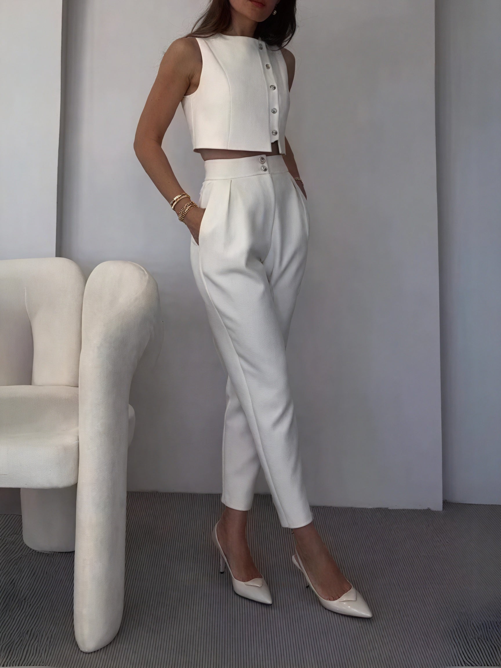 Minimalistischer Hosenanzug mit Cropped Top