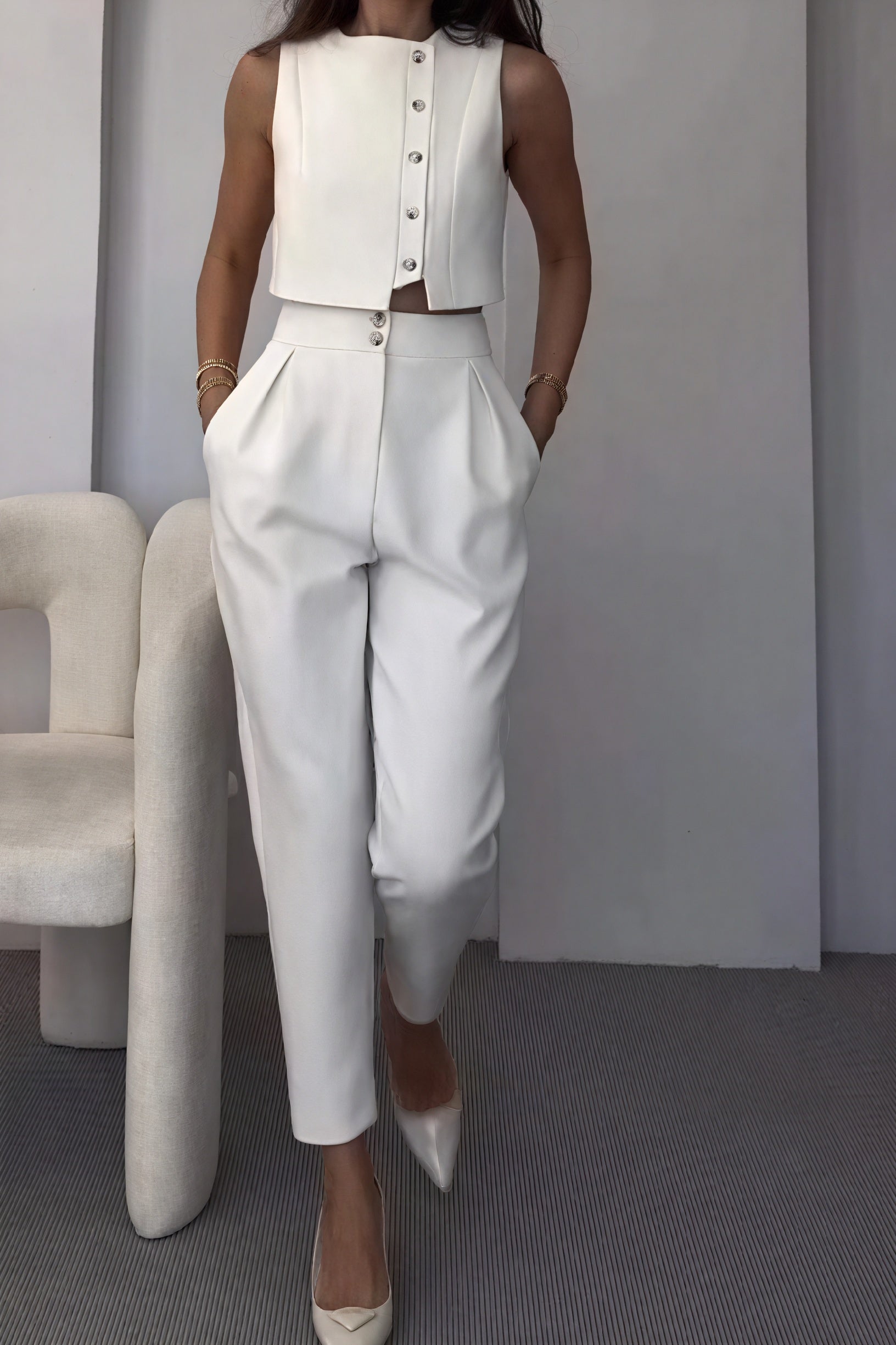 Minimalistischer Hosenanzug mit Cropped Top