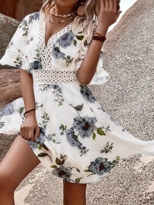 Geblümtes Kleid mit Spitzendetails