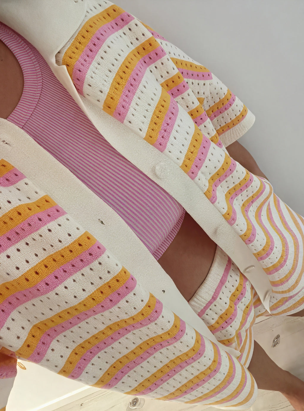 Gestreiftes Strick-Top mit Knopfleiste