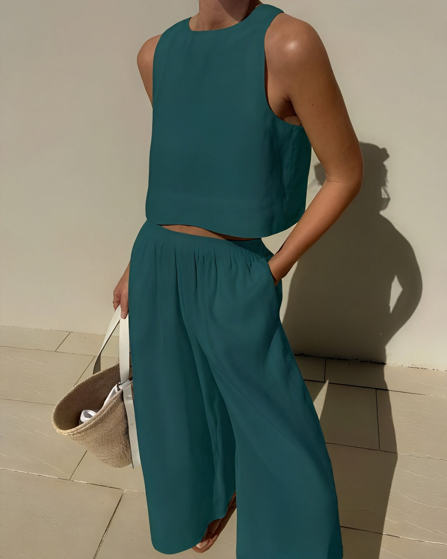 Minimalistisches Crop Top mit Wide-Leg Hose