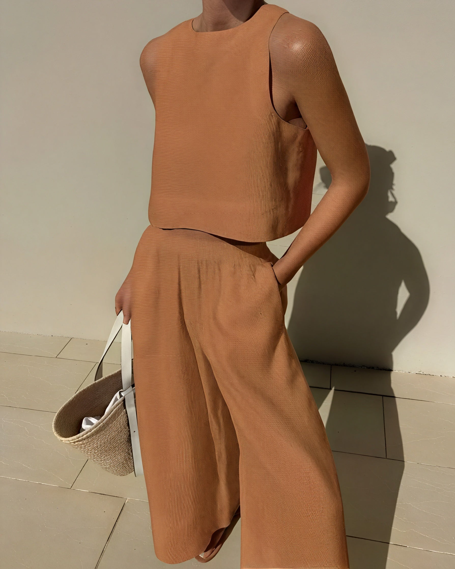 Minimalistisches Crop Top mit Wide-Leg Hose