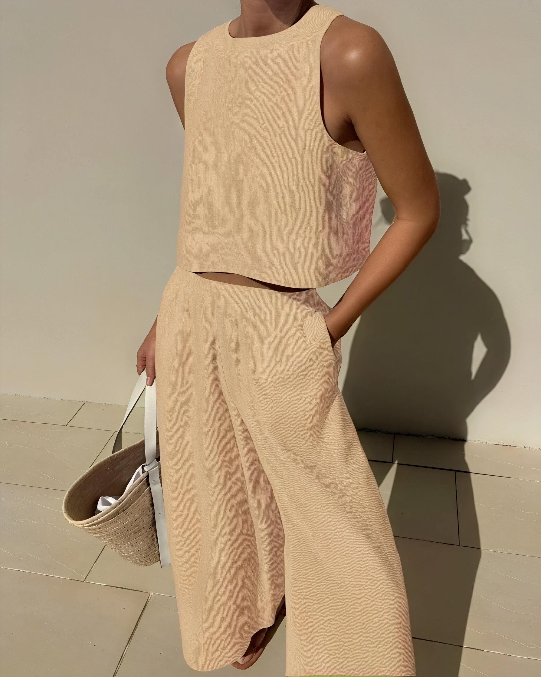 Minimalistisches Crop Top mit Wide-Leg Hose