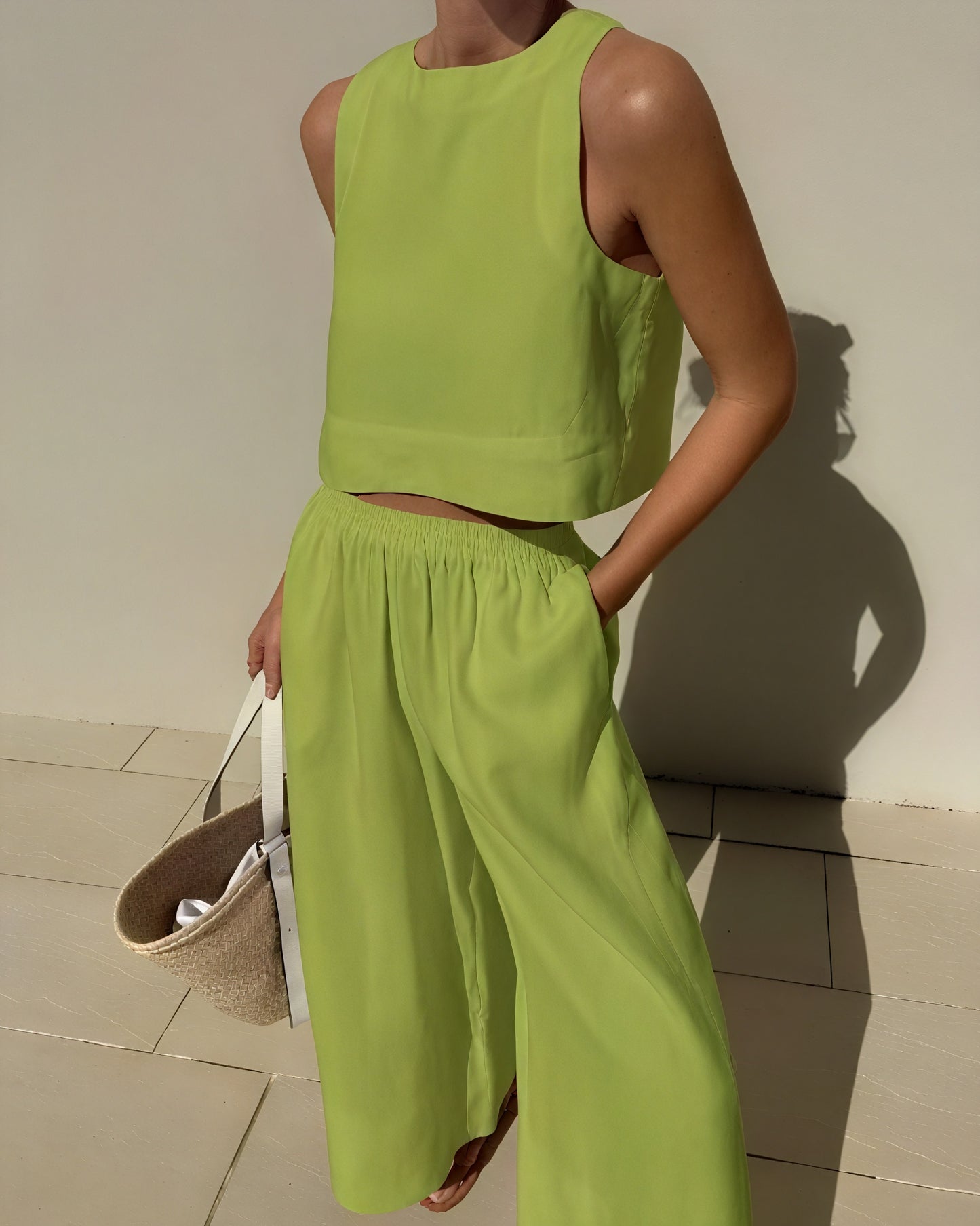 Minimalistisches Crop Top mit Wide-Leg Hose