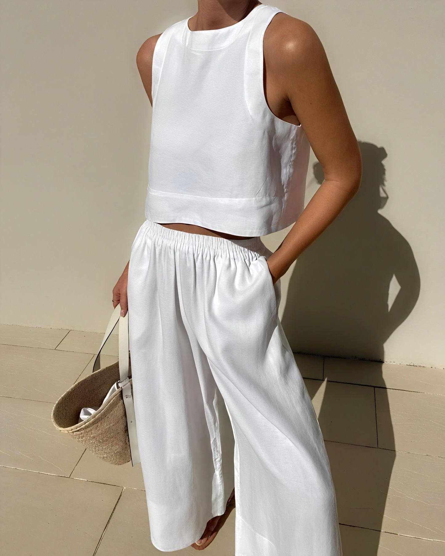 Minimalistisches Crop Top mit Wide-Leg Hose