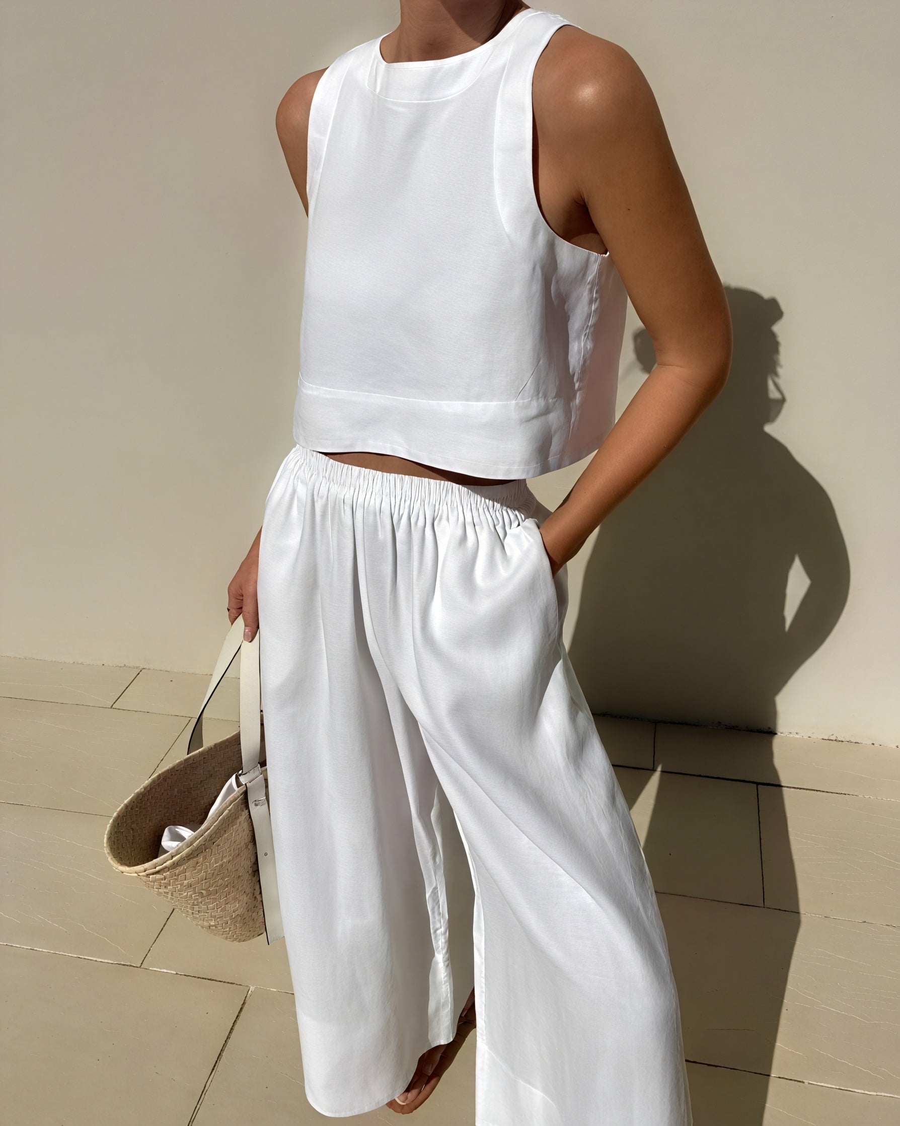 Minimalistisches Crop Top mit Wide-Leg Hose