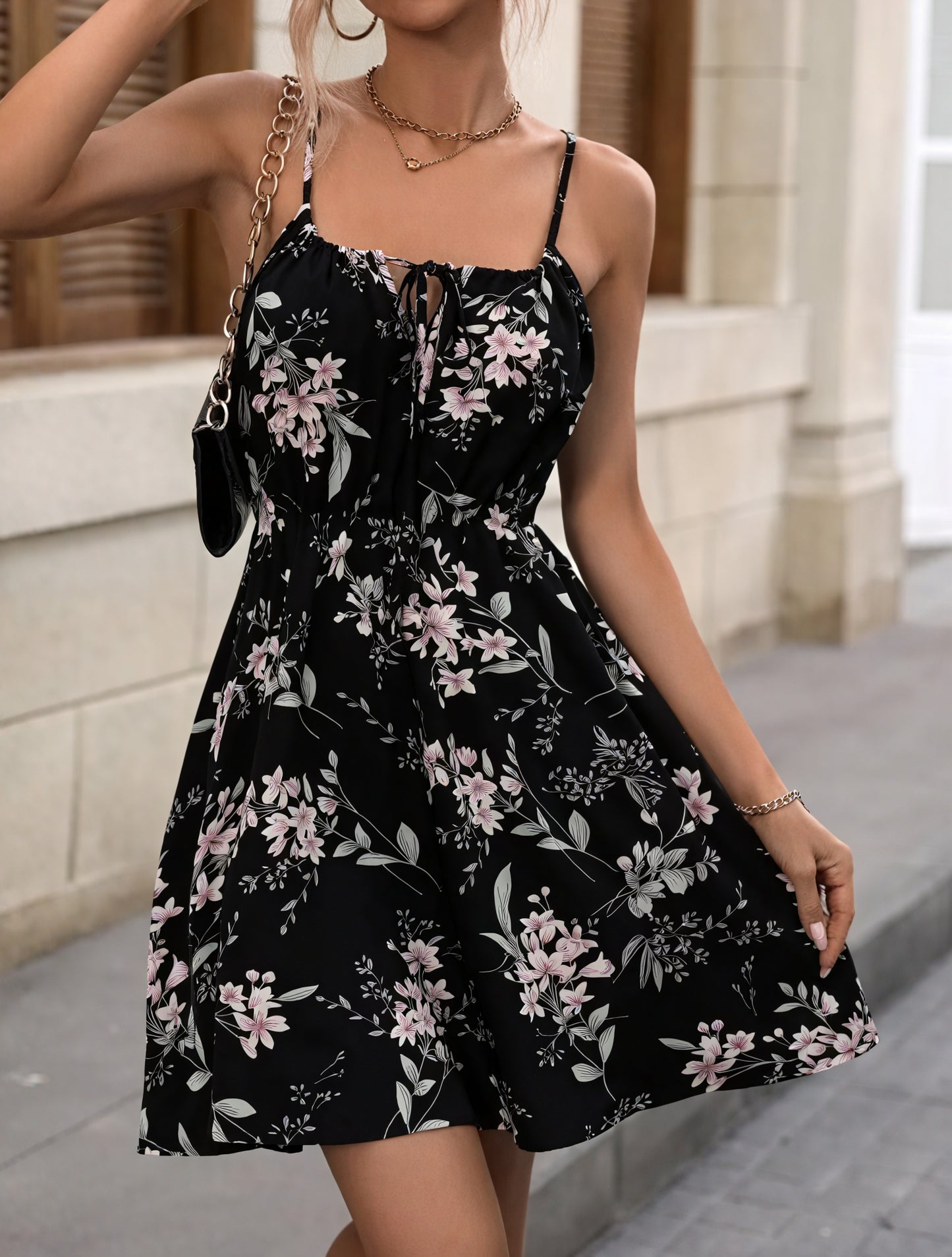 Geblümtes Sommerkleid mit Taillen Detail