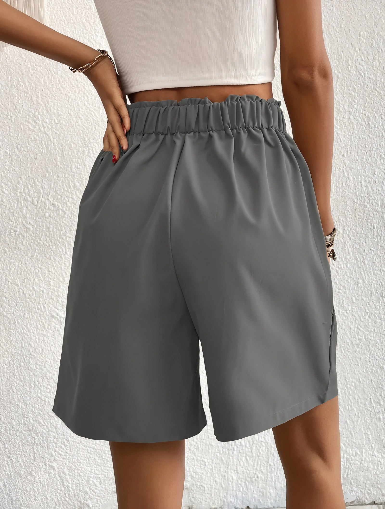 Taillenhohe Shorts mit weitem Bein