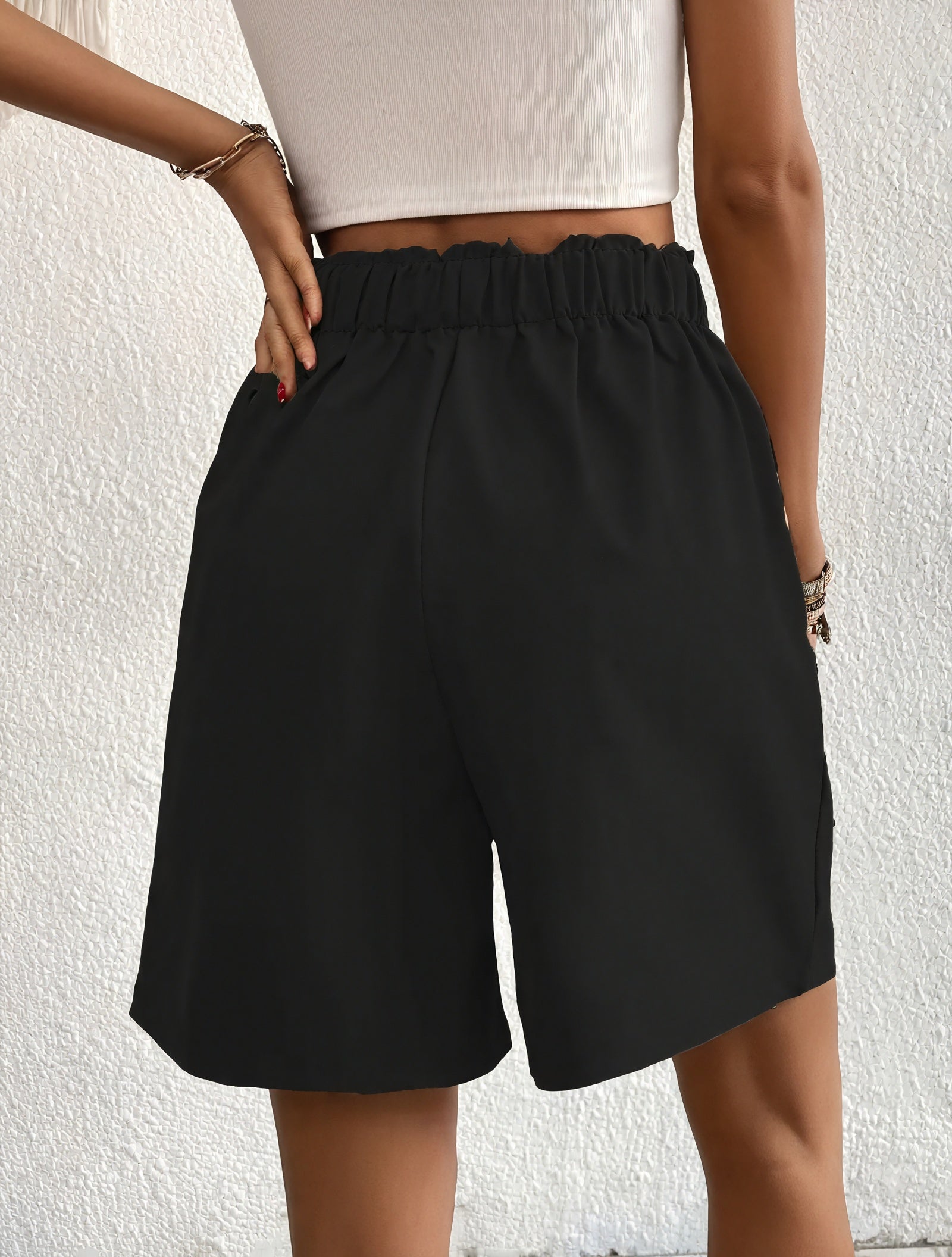 Taillenhohe Shorts mit weitem Bein