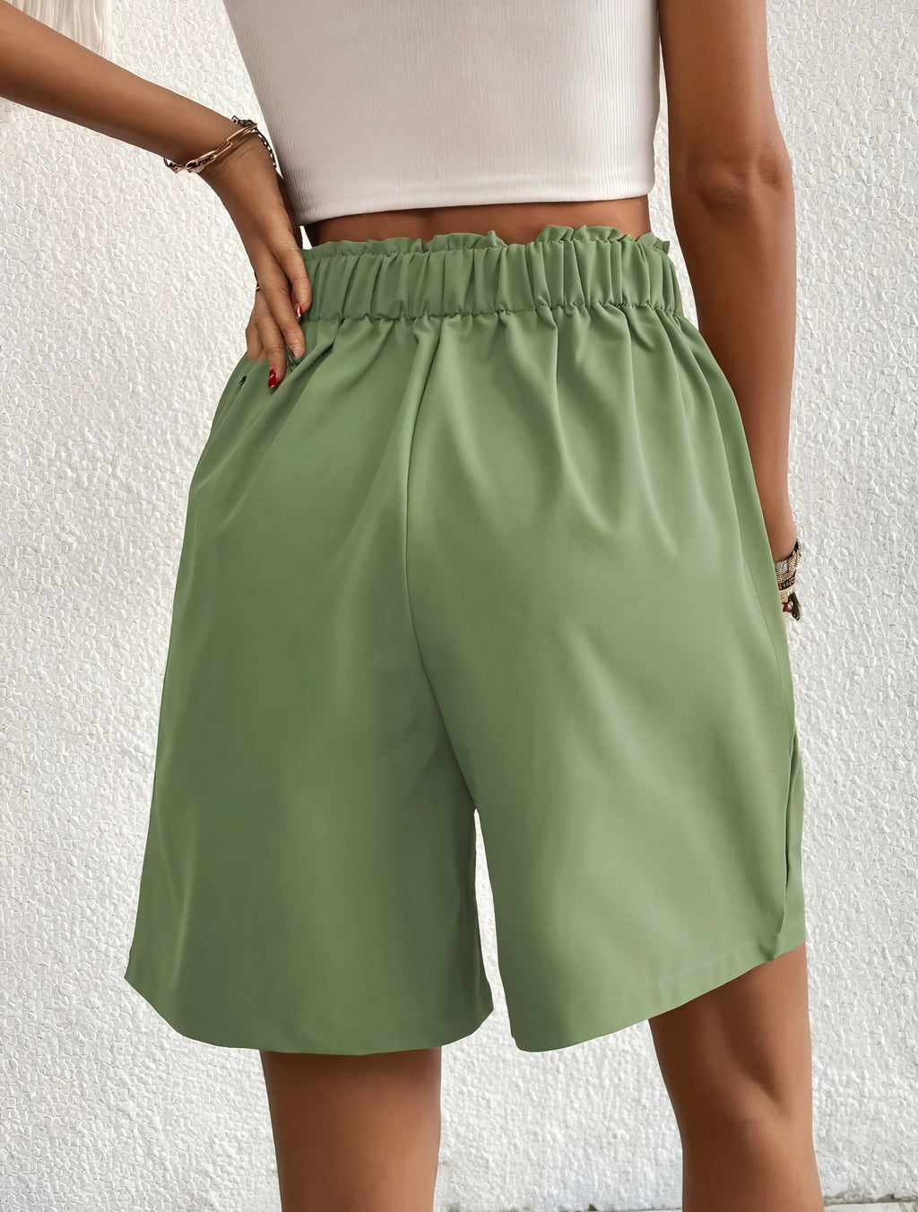 Taillenhohe Shorts mit weitem Bein