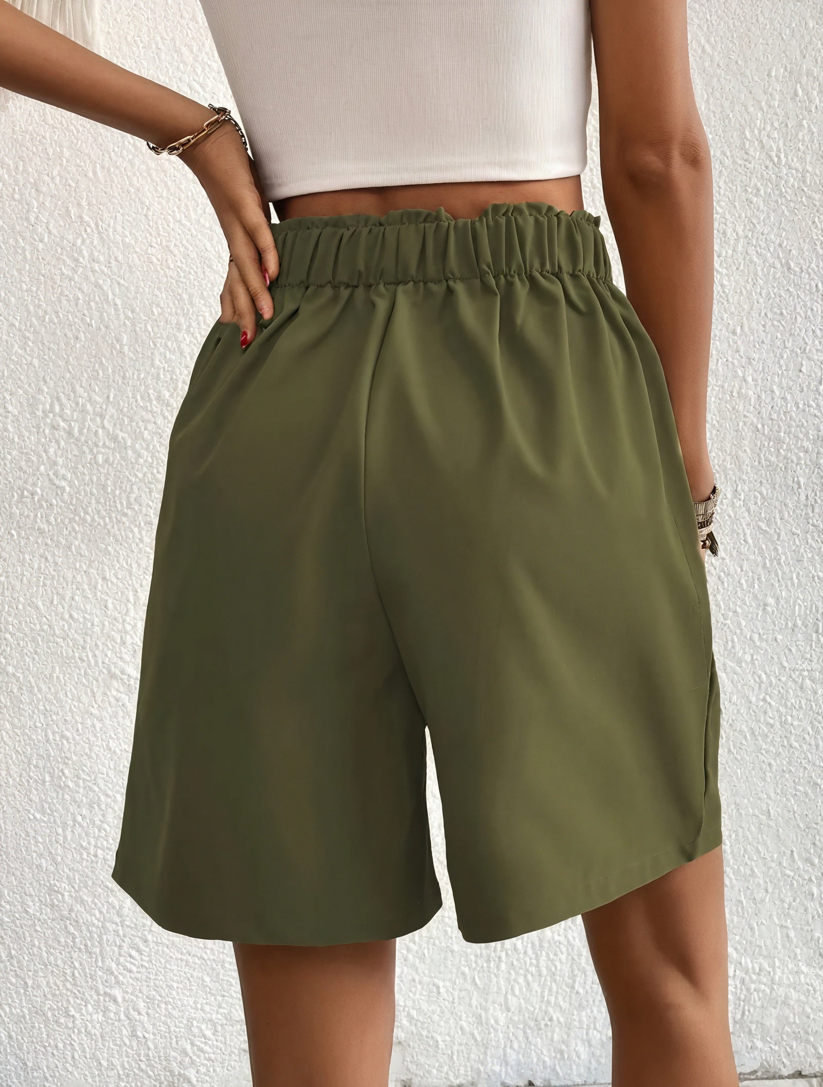 Taillenhohe Shorts mit weitem Bein