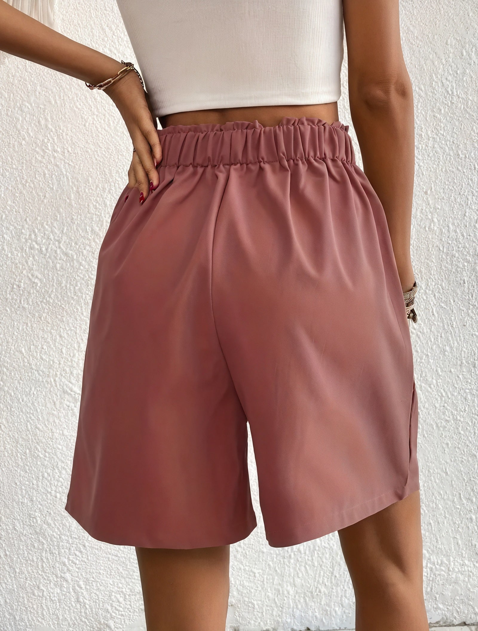 Taillenhohe Shorts mit weitem Bein