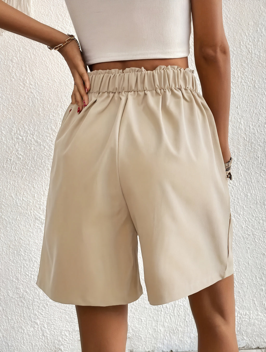 Taillenhohe Shorts mit weitem Bein