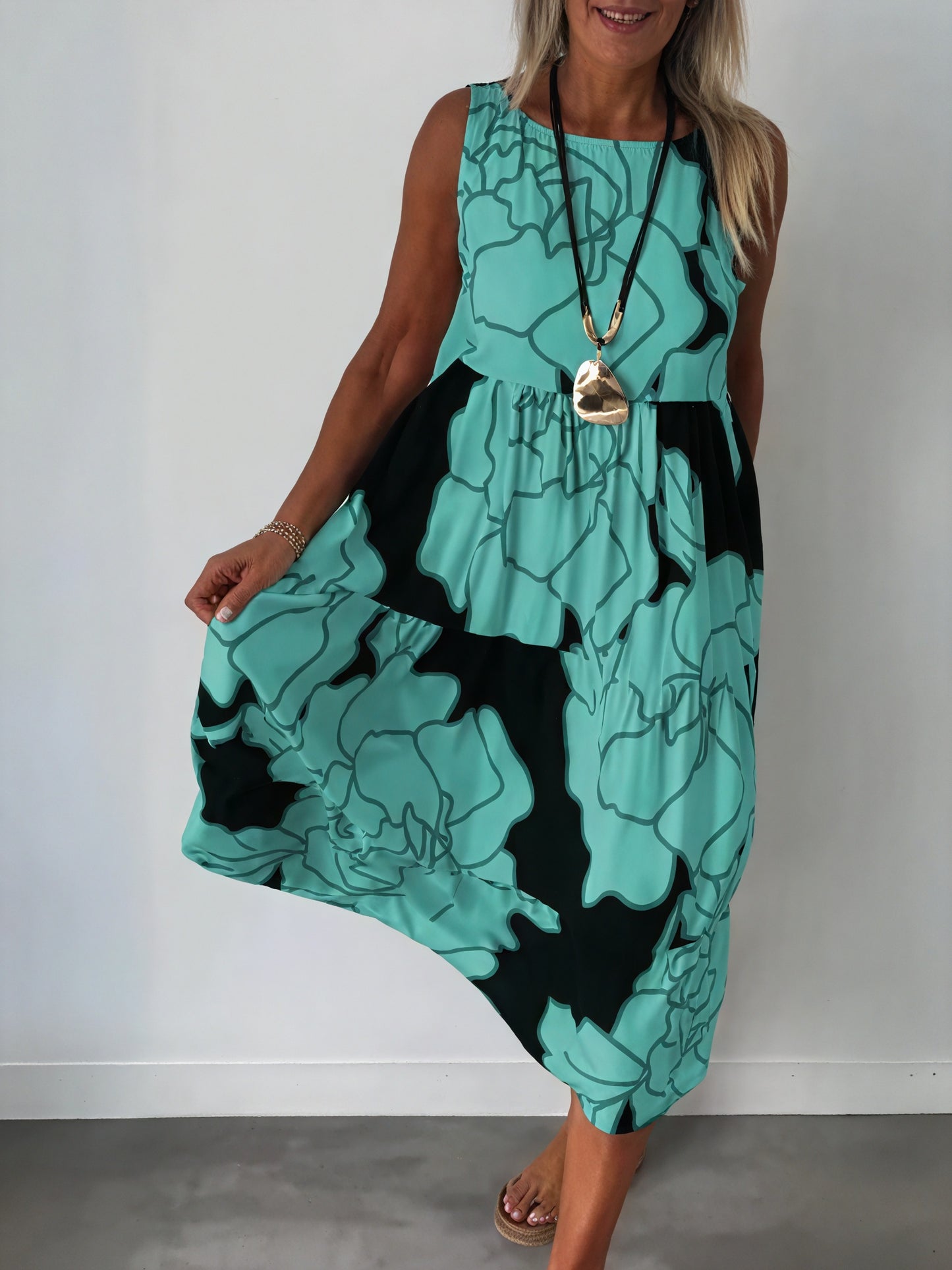 Geblümtes Midi-Kleid mit Stufenrock