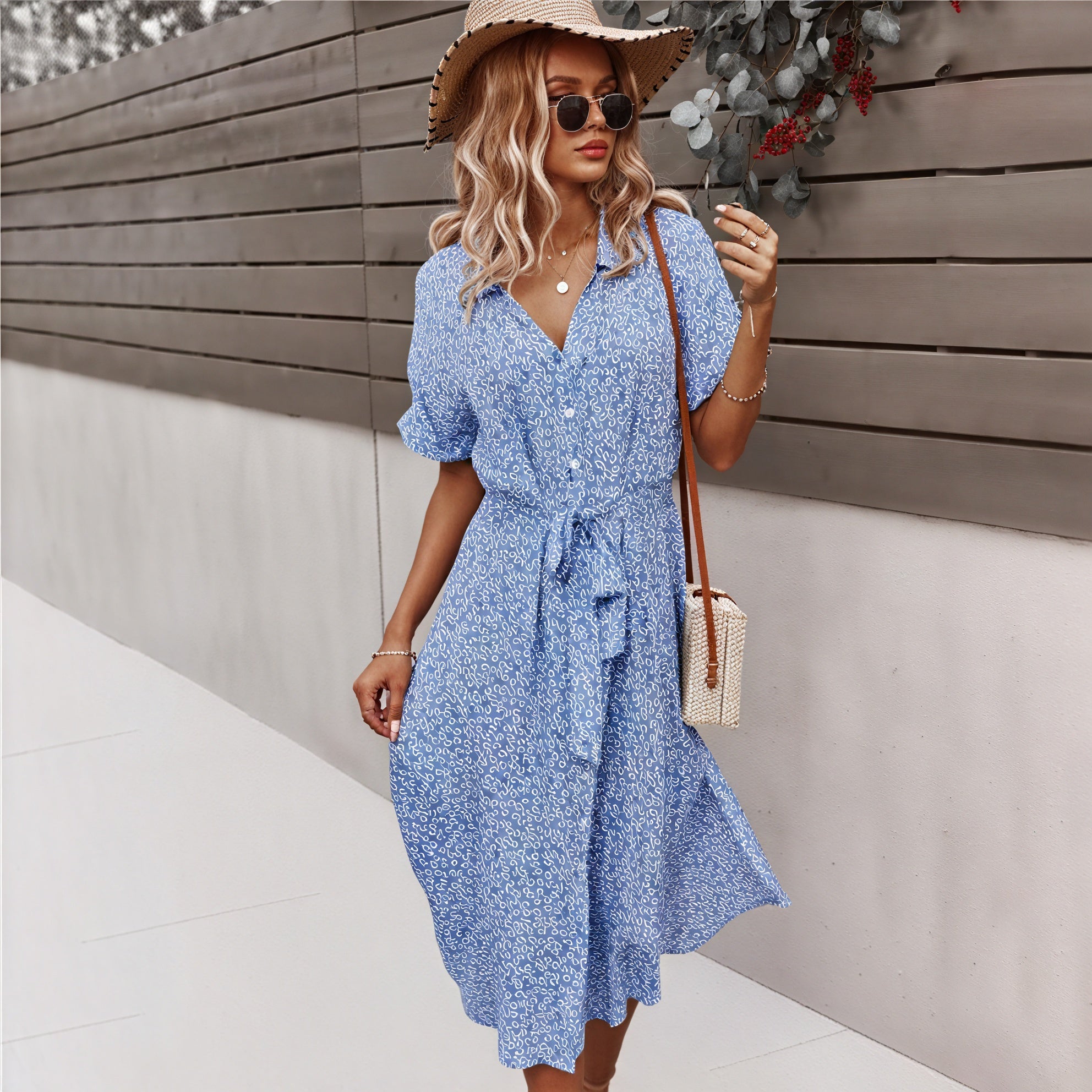 Geblümtes Midikleid mit Bindegürtel