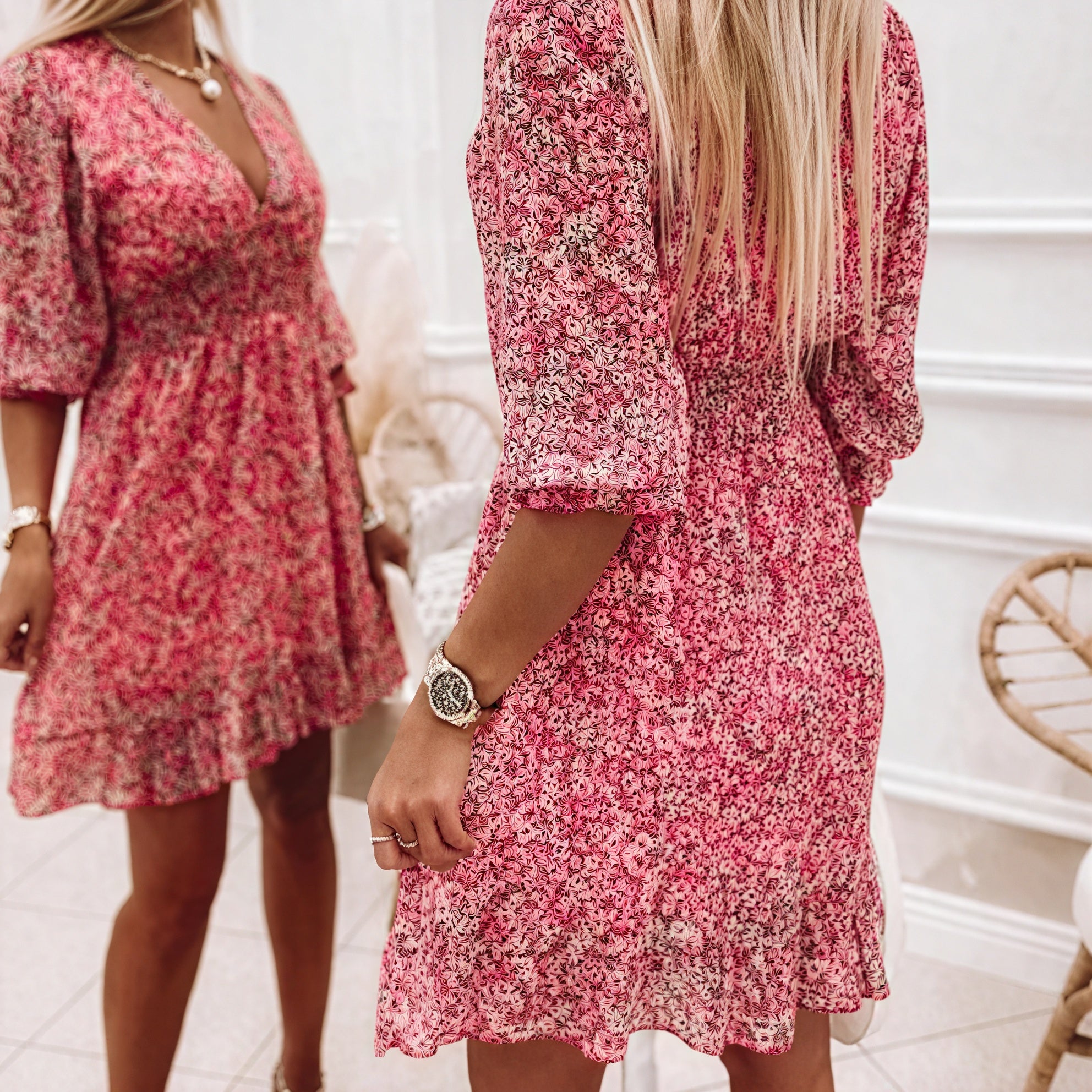 Blumenkleid mit V-Ausschnitt & Volant