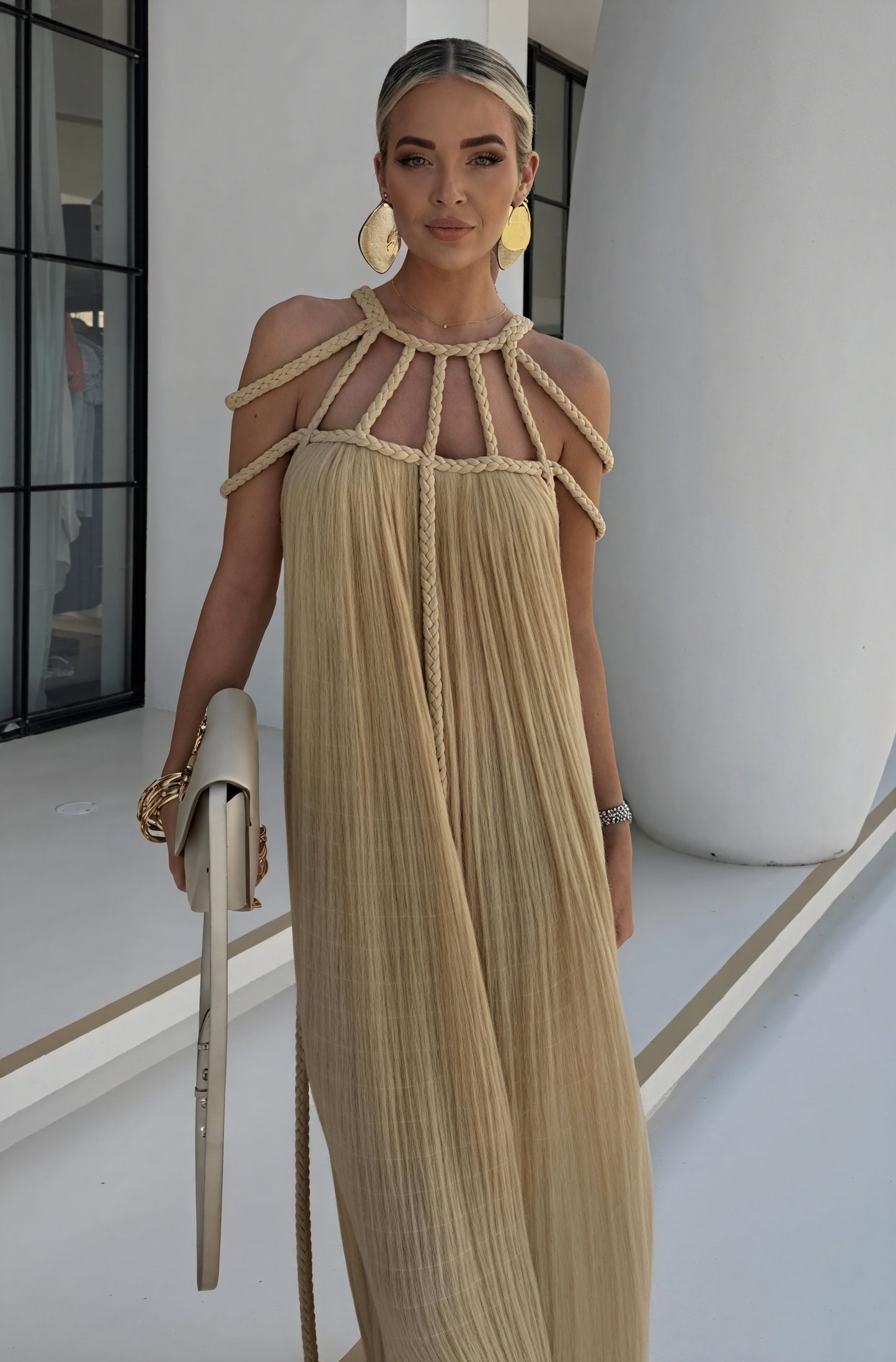 Fließendes Kleid mit besonderem Halter-Design